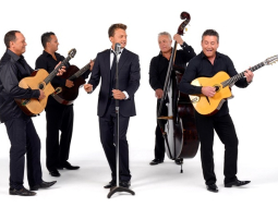 Čigānu svinga un džeza ģitāristu ansamblis „The Rosenberg Trio" (Nīderlande) un Džonijs Rozenbergs. Publicitātes foto