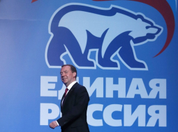 Krievijas premjerministrs Dmitrijs Medvedevs pie "Vienotās Krievijas" logo. Foto: ITAR-TASS/LETA
