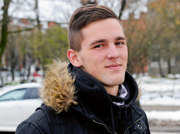 Ledusaukstajā ūdenī lēcis bez šaubīšanās, jo bērnībā pēc pirtiņas kopā ar tēti lēca āliņģī atvēsināties, jaunsargos ledusaukstā ūdenī gājis gan pa pliko, gan formas tērpā. Jaunsargu kustībā arī apguvis slīkstošo glābšanu.