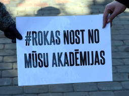 Šogad martā pie Ministru kabineta protestēja Rīgas Pedagoģijas un izglītības vadības akadēmijas (RPIVA) studenti, darbinieki un atbalstītāji, pieprasot RPIVA likvidācijas procesa pārtraukšanu.