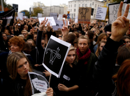 Protesti Varšavā pret likumprojektu abortu aizliegšanai. Foto: Kacper Pempel, Reuters/ LETA
