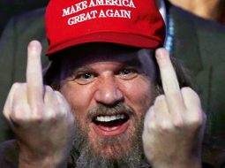 Donalda Trampa atbalstītājs vēlēšanu rezultātu sagaidīšanas pasākumā Ņujorkā.