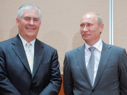 Jaunievēlētais ASV prezidents Donalds Tramps savas topošās administrācijas valsts sekretāra jeb ārlietu ministra amatam izraudzījies lielākās ASV naftas un gāzes kompānijas Exxon Mobil izpilddirektoru Reksu Tilersonu. 2011. gadā Exxon Mobil noslēdza līgumu ar Krievijas lielāko naftas kompāniju Rosņeftj par kopēju naftas izpēti un ieguvi, bet 2013. gadā Krievijas prezidents Vladimirs Putins Tilersonam pasniedzis Draudzības ordeni.