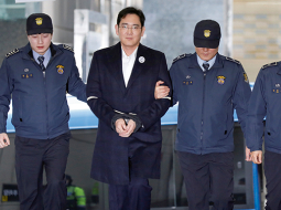 Rokudzelžos saslēgtais Samsung korporācijas faktiskais līderis Džejs Li 19. februārī tiek vests uz pratināšanu prokurora birojā.