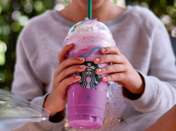Kafejnīcu tīkls Starbucks nācis klajā ar Vienradžu frapučīno, kas dažu dienu laikā kļuvis par pašu pieprasītāko dzērienu, sagādājot lielas galvassāpes baristām, kuri nespēj apmierināt lielo pieprasījumu. Neticami spilgtais našķis, kas iekarojis lielu popularitāti sociālajos tīklos, tiek gatavots kā frapučīno, kam pievienots skābs zilais sīrups un violets mango sīrups, beigās visu apkaisot ar zilu un rozā pulveri.