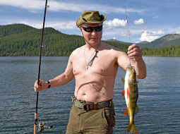 Turpinot jau agrākos gados sākto tradīciju izrādīt savu fizisko formu un mednieka prasmes, arī šovasar Krievijas prezidents Vladimirs Putins (64) publiskojis attēlus no makšķerēšanas Sibīrijas dienvidos. «Ūdens ezerā neuzsilst augstāk par 17 grādiem, bet tas neatturēja prezidentu no peldes,» bosu lielīja Kremļa runasvīrs Dmitrijs Peskovs. «Viņš pat devās zemūdens medības ar harpūnu. Vienai līdakai sekoja divas stundas — nebija nekādu cerību, ka izdosies to noķert, bet galu galā prezidents panāca savu!»
