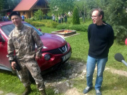 Nacionālo bruņoto spēku karavīrs A. Lūsis (no kreisās), kurš pamanīja pazudušā bērna pēdas, un Rūdolfa tētis atbild uz žurnālistu jautājumiem, pēc nepilnus trīs gadus vecā Rūdolfs atrašanas, kurš ceturtdien vakarā pazuda no kādas dārza mājas teritorijas Saulkrastos, dārzkopības kooperatīvā "VEF-Biķernieki".