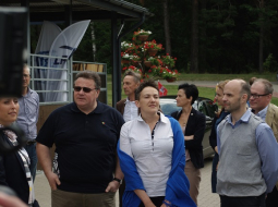 Lietuvas ārlietu ministrs Lins Linkevičs (otrais no kreisās) kopā ar Ukrainas lidotāju Nadiju Savčenko tikšanās laikā Lietuvā. Foto: BNS/LETA