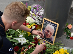 Cilvēki liek ziedus Pāvela Šeremeta piemiņai. Foto: Sputnik/LETA