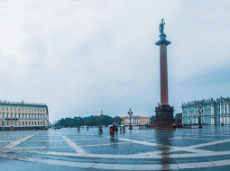 Sanktpēterburgas Pils laukuma panorāma ar Valsts Ermitāžu (bijušo Ziemas pili) labajā pusē un gan Ermitāžas, gan Rietumu kara apgabala vadības centru (bijušo Galveno štābu) kreisajā.