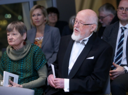 Knuts Skujenieks ar kundzi Intu. Foto: Evija Trifanova, LETA