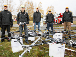 Drons un tā radītāji: Jānis Putrāms (centrā) un Aerones inženieri. Bildēšanas laikā klāt nebija investors Armands Garkāns un Andris Dambis, kurš izgudroja rāmja konstrukciju.