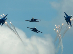 Krievijas armijas iznīcinātāji Su-27 demonstrē akrobātiku starptautiskās armijas spēlēs Krievijas pilsētaas Rjazaņas tuvumā. Foto: Reuters/LETA