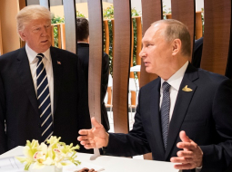 Donalds Tramps un Vladimirs Putins pie viena galda Hamburgā. Foto: Reuters/LETA