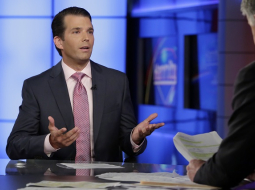 Donalds Tramps juniors telekanāla "Fox" raidījumā "Hannity" stāsta par notikumu ar Krievijas juristi prezidenta vēlēšanu laikā. Foto: AP/LETA