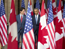 Kanādas premjerministrs Džastins Trudo (no kreisās) kopā ar ASV prezidentu Baraku Obamu. Foto: AP/LETA