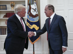 Donalds Tramps un Sergejs Lavrovs Baltajā namā. Foto: EPA-LETA