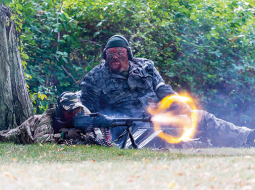Zviedrijas valdība nolēmusi atjaunot obligāto militāro dienestu, jo bijušas grūtības uz brīvprātīgo bāzes aizpildīt kaujas vienības. Plāns paredz, ka 1999. un 2000. gadā dzimušie jaunieši un jaunietes drīz saņems iesaukuma anketas, tomēr vairumam dienēt nevajadzēs — no pavēsti saņēmušajiem un brīvprātīgajiem ik gadu 2018. un 2019. gadā tikai 4000 izies pamatmācību kursu.