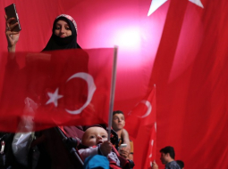 Demonstrācija Turcijā, lai atbalstītu prezidentu Redžepu Tajipu Erdoganu. Foto: EPA/LETA