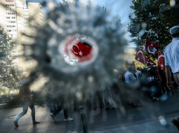 Demonstrācijas laikā Stambulā. Foto: AFP/LETA