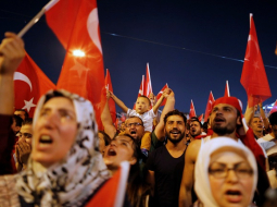 Turki izgājuši Erdogana atbalsta demonstrācijā. Foto: Reuters/LETA