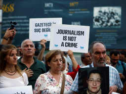 Jau pirms mēneša - jūnija beigās - Stambulā notika lieli protesti pēc tam, kad varas iestādes arestēja trīs pazīstamus preses brīvības aktīvistus. Foto: Reuters/LETA