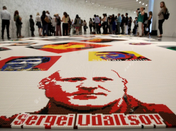 Sergeja Udaļcoca portrets Vašingtonas muzejā izveidots no lego klucīšiem. Foto: Reuters/LETA