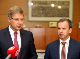 Rīgas domes priekšsēdētājs Nils Ušakovs (no kreisās) un Krievijas vicepremjers Arkādijs Dvorkovičs atbild uz žurnālistu jautājumiem pēc tikšanās Rīgas domē.