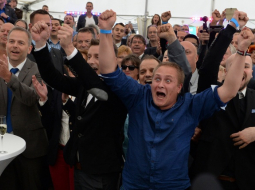 Partijas ''Alternatīva Vācijai'' atbalstītāji līksmo par panākumiem vēlēšanās. Foto: LETA-AP