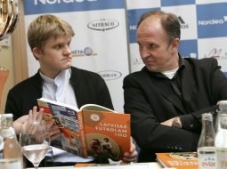 Arturs Vaiders (no labās) kopā ar kolēģi Dāvidu Ernštreitu, filmas ''Latvijas futbolam 100'' autori, tāda paša nosaukuma grāmatas prezentācijā 2006.gada decembrī. Foto: Gatis Dieziņš, LETA