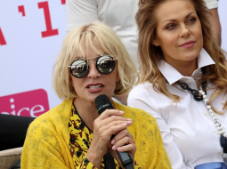 Dziedātāja Laima Vaikule (no kreisās) un operdziedātāja Kristīne Opolais piedalās preses konferencē par festivālu "Laima Vaikule Jūrmala Rendez Vous".