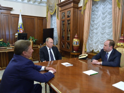 Antons Vaino (no labās) un bijušais Krievijas prezidenta administrācijas vadītājs Sergejs Ivanovs (pa kreisi) kabinetā pie Vladimira Putina. Foto: Sputnik/LETA