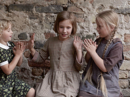 Foto no Ināras Kolmanes spēlfilmas Bille uzņemšanas. Attēlā no kreisās: Valtrauta (Marta Matīsa), Bille (Rūta Kronberga) un Ausma (Katrīna Sīle).