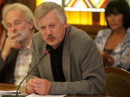 Valsts kultūras pieminekļu aizsardzības inspekcijas (VKPAI) pārstāvis Pēteris Blūms (no kreisās) un VKPAI vadītājs Juris Dambis. Foto: Ieva Čīka, LETA