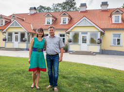 Berķenes muižas saimniekiem Aldim un Ilzei Melgalvjiem daudzi ir teikuši — māja pati jūs atrada, tik labi viņi tur jūtas un iederas.
