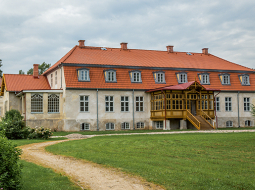 Padomju laikā Oleru muižā bijusi skola, citā ēkā — telefoncentrāle un pasts. Kad rosība noplakusi, viss pamests dīkstāvē.