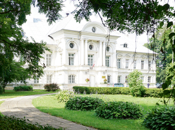 Zaļās muižas pils Zaļeniekos vecu koku ieskautā parkā ir skaista vieta pastaigām un romantiskām ballēm.