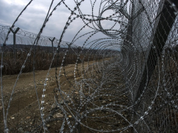 Žogs uz Grieķijas un Maķedonijas robežas. Foto: AFP/LETA