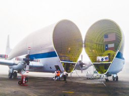 Šādu dīvainas konstrukcijas lidaparātu īpašu kravu pārvadāšanai izmanto ASV kosmonautikas pārvalde NASA — burtiski atverot vaļā Super Guppy lidmašīnas vēderu, rūpnīcā Luiziānas štatā tiek iekrauts kosmiskais aparāts Marsa izpētei. To pārvedīs uz palaišanas platformu Floridā.