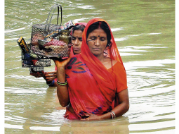 Bangladešas piekrastes iedzīvotājas pēc viesuļvētras izraisītajiem plūdiem 2009.gadā.