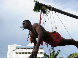 Adippura reliģiskajā festivālā Šrilankas galvaspilsētā Kolombo tamilu tautības hinduists pacelts gaisā aiz āķiem, kas ieāķēti viņa ādā. Tamili, kas galvenokārt ir hinduisma reliģijas piekritēji, ir lielākā minoritāšu kopiena šajā Indijas okeāna salā, kas pamazām atgūstas pēc gandrīz četrus gadu desmitus ilgušiem etniskajiem konfliktiem, kuri prasījuši gandrīz 100 tūkstošus dzīvību.