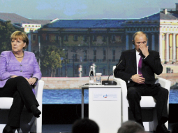 Vācijas kanclere Angela Merkele un Krievijas prezidents Vladimirs Putins ekonomikas forumā pērn jūnijā Sanktpēterburgā
