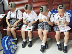 Pirmās skolas gaitas Ķīnas dienvidu pilsētā Šeņdžeņā sākuši Žianu ģimenes četrīši, un, lai skolotājiem un klasesbiedriem atvieglotu viņu atpazīšanu, vecāki puikām matos izdzinuši ciparus. Brāļu vārdi ir Junlons, Junksjao, Junhans un Junlins (tikai neprasiet, kurš ir kurš!).