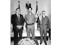 Bijušais Ēģiptes prezidents Hosni Mubaraks (no kreisās), bijušais Irākas prezidents Sadams Huseins un Palestīnas atbrīvošanas frontes vadītājs Jasīrs Arafāts 1988.gadā Bagdādē.
