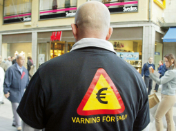 Referendums par pievienošanos  eirozonai Zviedrijā notika 2003.gada septembrī, un pret balsoja 56% vēlētāju, savukārt trīs gadus iepriekš eiro ieviešanu noraidīja dāņi — pret balsoja 53%.