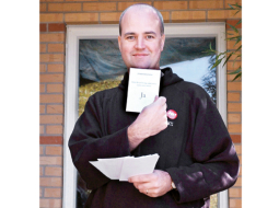 Pašreizējais Zviedrijas premjers Frēdriks Reinfelts pirms konsultatīvā referenduma 2003.gadā aģitēja par savas valsts pievienošanos eiro, tomēr vēlētāju vairākums — 56% — nobalsoja pret. Zviedru attieksme pret Eiropas kopējo valūtu uzlabojās 2008.gada sākumā, liecināja aptaujas, taču pēc krīzes sākšanās atbalsts atkal samazinājās un pērnā gada beigās sasniedza rekordu — 82% neatbalsta kronas nomaiņu.