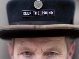 Rejs Īgans eiro ieviešanas 10.gadadienā kopā ar vairākiem citiem domubiedriem ieradās pie Anglijas bankas, lai paustu savu atbalstu britu mārciņas saglabāšanai.