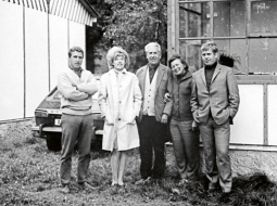 Vāclavs Havels (pa labi) ar brāli Ivanu, pirmo sievu Olgu un vecākiem 1970.gadā.
