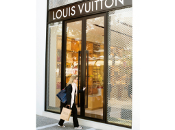 Luksusa zīmola Louis Vuitton veikals Atēnās.