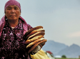 Kirgīzu sieviete bēgļu apmetnē  Ošas pilsētas pievārtē. Foto — AFP/LETA
